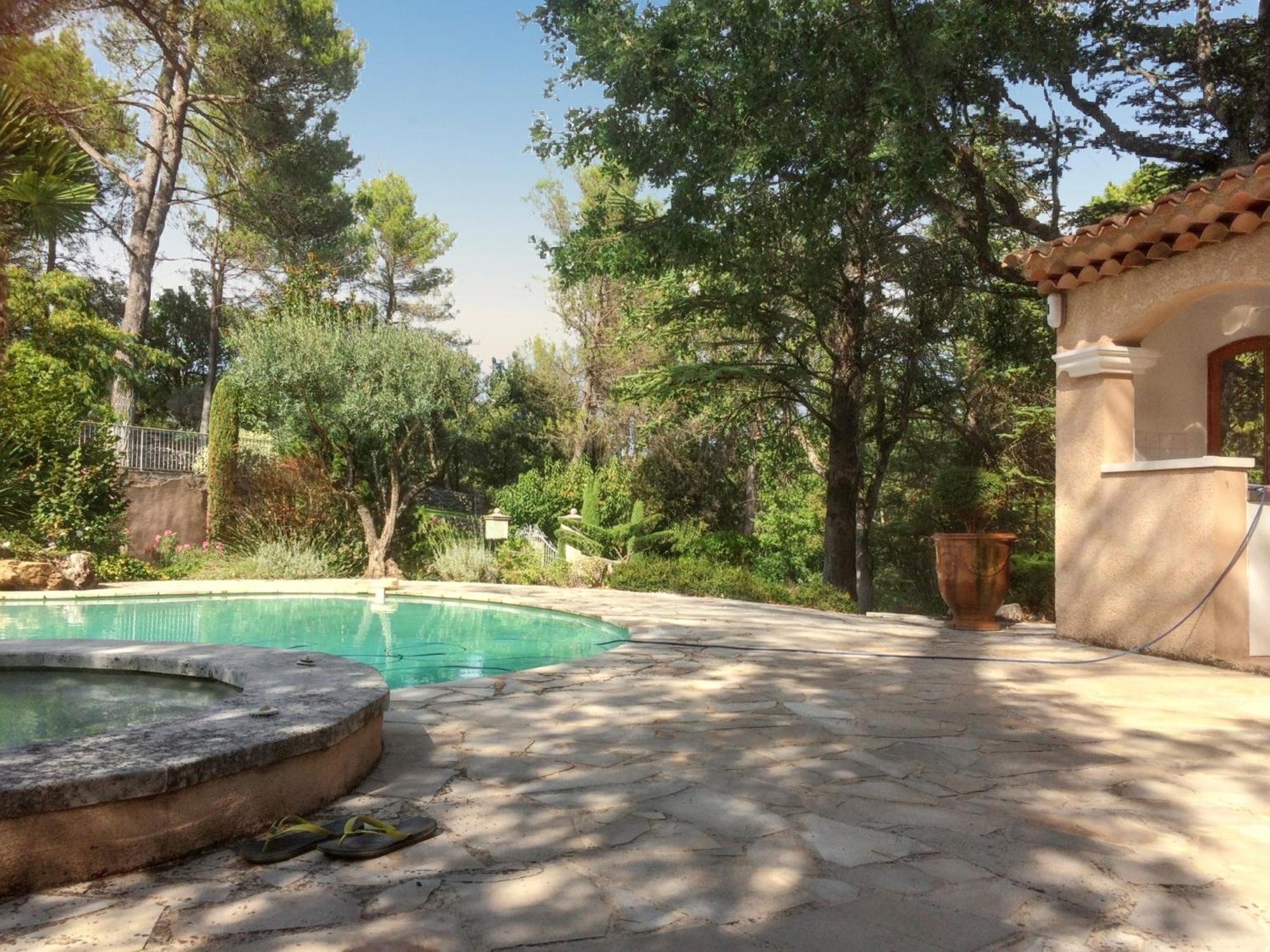 Villa Spacieuse Avec Piscine A Saint Maximin Exterior foto